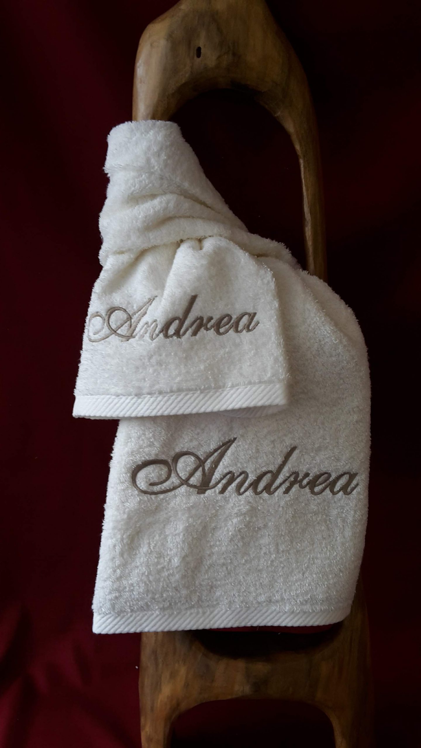 Coppia asciugamani con nome - Ricamificio Sandra Ricamo di Sandra Moscato